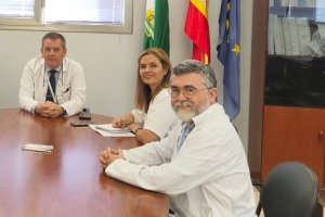 Francisco Cañabate, en primer plano, durante una reunión en el Hospital de Poniente.