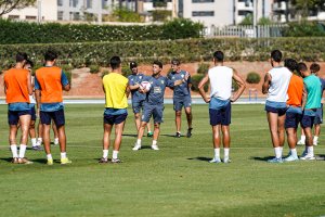 Rubi charla con los futbolistas en el campo Anexo del Estadio de los Juegos Meditrerráneos antes de visitar al Levante.