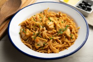 Fideua de pollo. FOTO: Depositphotos.