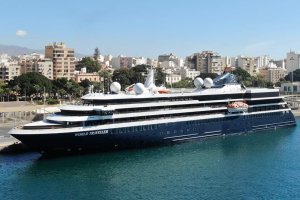 Imagen del barco World Traveller atracado en el Puerto de Almería (Imagen: Autoridad Portuaria de Almería).