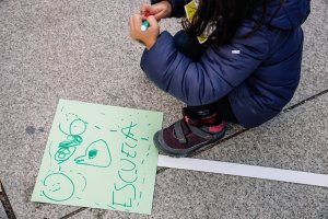 Foto de archivo de niña hace un dibujo durante una manifestación en defensa del ciclo educativo 0-6 años.