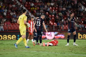 Luis Suárez por el suelo en el Almería-Eibar, que finalizó con empate a dos en el Mediterráneo.