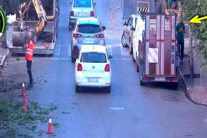 Las cámaras captaron la secuencia del robo perpetrado al operario municipal.