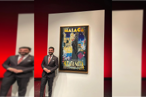 Pablo Cortés del Pueblo, junto a su cartel de la Semana Santa de Málaga.