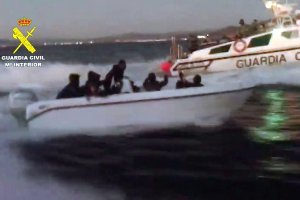 Intervención de la Guardia Civil para interceptar una patera en Almería.