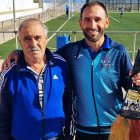 Manuel Díaz con su hijo Juan que porta un jamón ganado por ayudar al club.