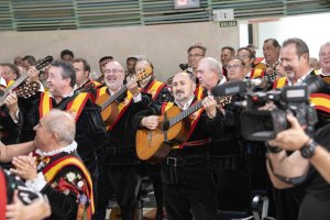Tunos de diferentes generaciones durante el acto de bienvenida del Juntamento de la Asociación de la Tuna España.