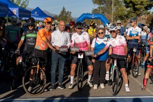Presencia del mítico ciclista Perico Delgado en la línea de salida.