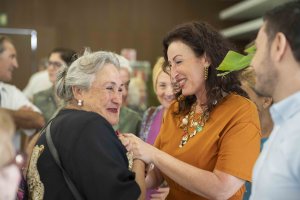 La alcaldesa María Vázquez con una de las asistentes al Encuentro Vecinal en El Toyo.