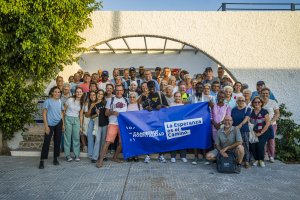 Foto de familia tras terminar la marcha Caminos de Hospitalidad en Casa Arrupe.