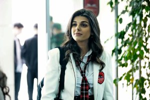 La joven se convierte en estudiante del colegio Ataman, para desgracia de Aybiké, que no la soporta.