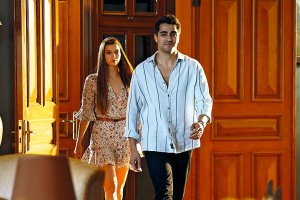 Ferit falta al trabajo para acompañar a Seyran a ver a su familia.