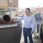 Antonio Urdiales explica a los vecinos de El Zapillo los nuevos contenedores