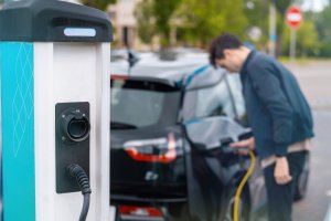 En septiembre, las ventas de turismos electrificados alcanzan el 14,2% del mercado total, impulsado por el mercado de eléctricos puros