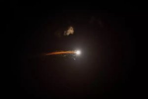 Un misil cruza el cielo nocturno en plena escalada de tensión entre Irán e Israel.