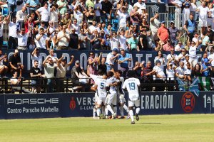 Marcos Peña en la piña de la celebración del gol del Marbella.