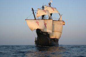 La Nao Victoria, protagonista de la primera vuelta al mundo, surcando los mares.