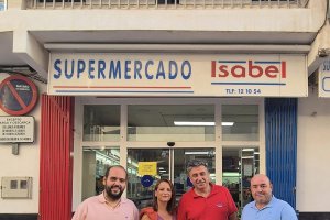 La alcaldesa, María del Mar Alfonso, posa junto al Pregonero de las fiestas de San Francisco 2024.