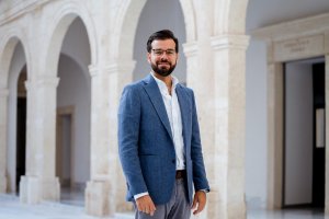 El alcalde de Enix, Álvaro Izquierdo, charla con La Voz de Almería con motivo de las fiestas del municipio.