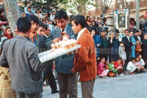 El vendedor ambulante de merengues haciendo negocio en la Plaza de San Pedro el Viernes Santo de 1969.
