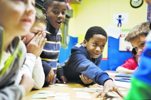 Imagen de archivo de unos niños realizando una actividad conjunta.