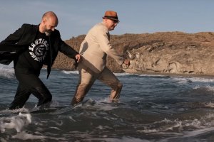 Abraham Martín y Héctor Arroyo, en una escena en la Playa del Barronal.
