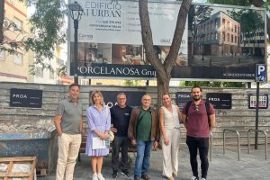 El solar donde se construye el nuevo edificio y sus promotores.