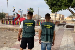 Agentes durante la reconstrucción de los hechos en Roquetas de Mar.