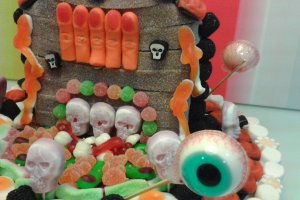 Tienda de golosinas de Olula del Río con temática de Halloween.