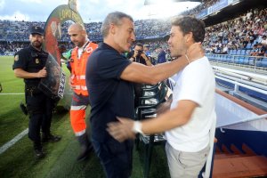 Óscar Cano saluda a Rubi en el Tenerife-Almería.