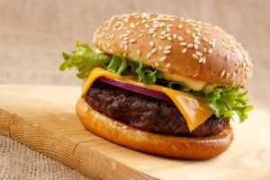 Imagen de archivo de una hamburguesa (Imagen: Depositphotos).