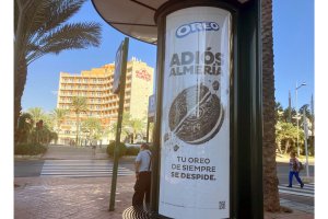 Publicidad de la despedida de Oreo en Almería frente al Gran Hotel.