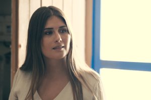 La actriz almeriense Nerea Camacho, en un fotograma del videoclip.