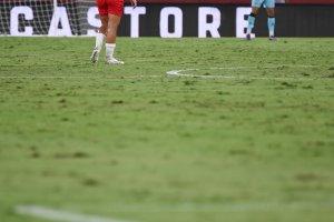 El césped del Estadio se levanta este domingo después del entrenamiento.