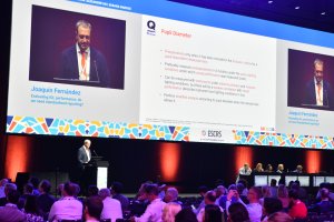 Dr. Joaquín Fernández, durante su presentación en el Congreso ESCRS, celebrado en Barcelona.