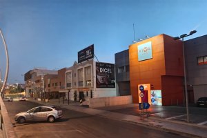 El nuevo letrero invita a un buen café con productos de DICEL.