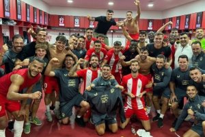 Una foto que se poco se ha visto en el último año y medio en el Almería. Celebración total en el vestuario.