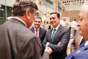 El presidente de Diputación y Carlos Sánchez en la pasada edición de Fruit Attraction.