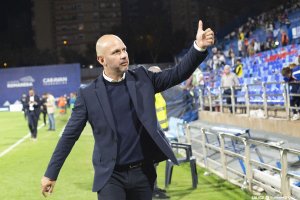 José Alberto saluda a su afición en el campo de La Romareda.