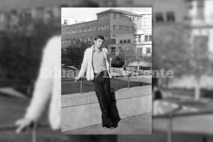 Un adolescente de los años 70 con su chaqueta de lana de color blanco vainilla en el puente de la Rambla frente a las Jesuitinas.