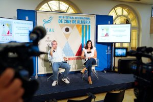 Enrique Iznaola, director de FICAL, y Almudena Morales, diputada de Cultura y Cine, este lunes en el Palacio Provincial.