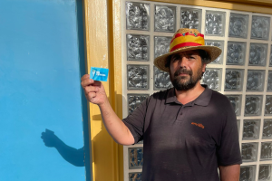 José Ramón Medina mostrando el carnet de abonado del Poli Ejido.