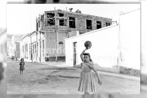 En el invierno de 1898, los vecinos de la calle de los Cámaras se quejaban al Ayuntamiento de las tinieblas continuas que tenían que padecer debid