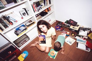Carmen G. Visdómine con su novela, entre libros y junto a su hijo Antonio. Foto: Antho Leal