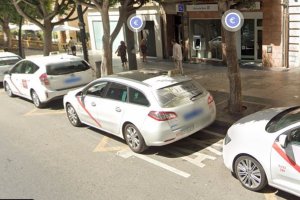Parada de taxis ubicada en el Paseo de Almería
