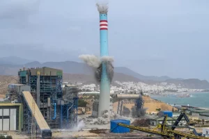 Imagen de archivo de la voladura de la 'chimenea' de la central meses atrás.