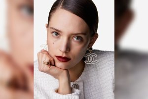 Se lleva el rostro impecable, con efecto de cara lavada, pero con ojos y labios llamativos. Foto: Chanel.