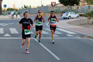 Unas corredoras por las calles de Viator.
