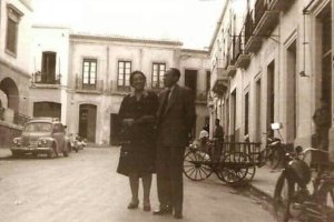 A la derecha de esta imagen de 1959 en la calle Jovellanos, estaba situada años atrás la muy  antigua posada del Catalán.