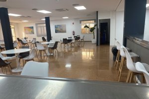 Interior de la cafetería que volverá a tener camareros.